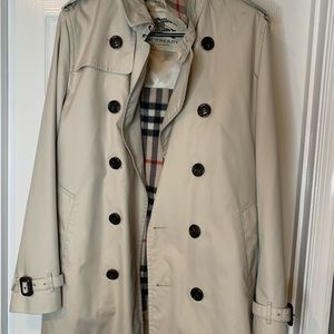 Burberry trench coat sz 56R in EUC